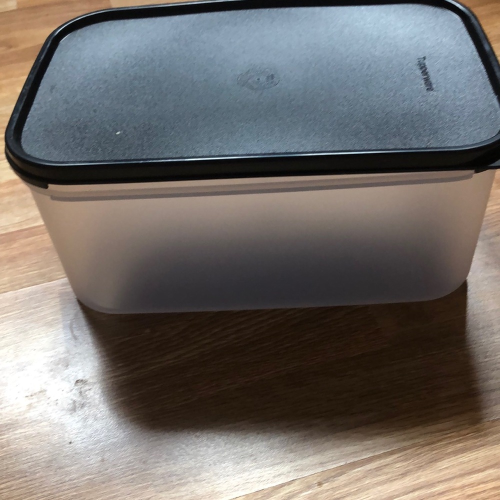 New 4.3 ltr. rectangle Tupperware